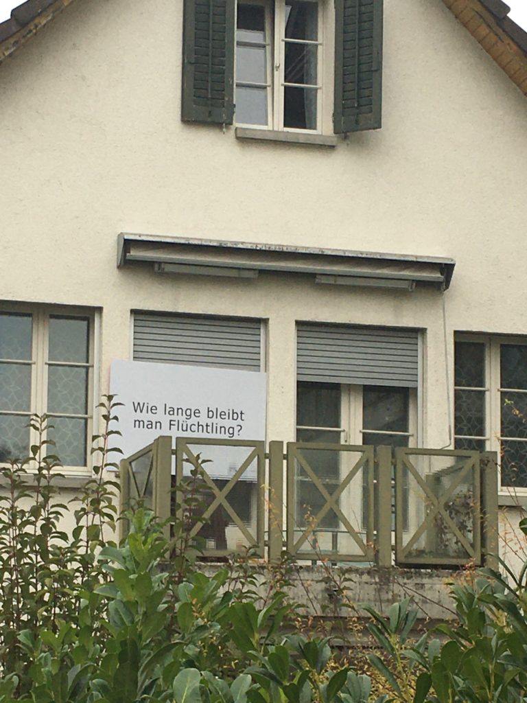 FRagentafel auf einem Balkon: Wie lange bleibt man Flüchtling?