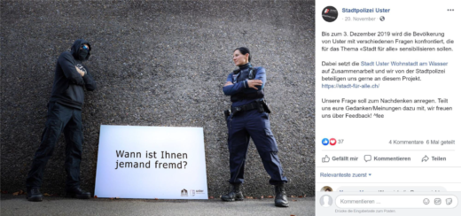 Poliziebeamtin und ein vermummter Mensch stehen nehben einer Fragetafel: Wann ist Ihnen jemand fremd