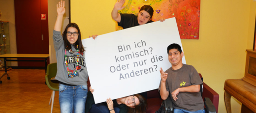 Bewohnerinnen des Werkheims halten zusammen mit Anita Kupper die Fragentafel: "Bin ich komisch? Oder nur die Andern?"