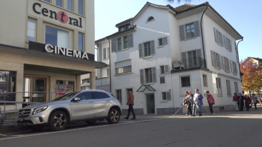 Menschen mit einer Sehbehinderung auf dem Weg ins Kino qtopia in Uster.