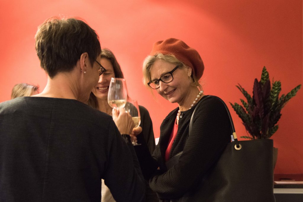 Stadtpräsidentin Barnara Thalmann beim Abschlussapero der Fragenstellerei in der Stadtbibliothek Uster