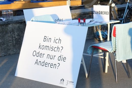 Nahaufnahme der Zuhörerei: Tisch und zwei Stühle