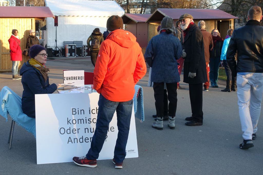 Ein Mann steht bei der Zuhörerei im Stadtpark.n steht