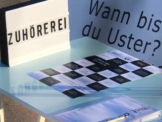 Schild Zuhörerei steht auf dem Tisch der Zuhörerei