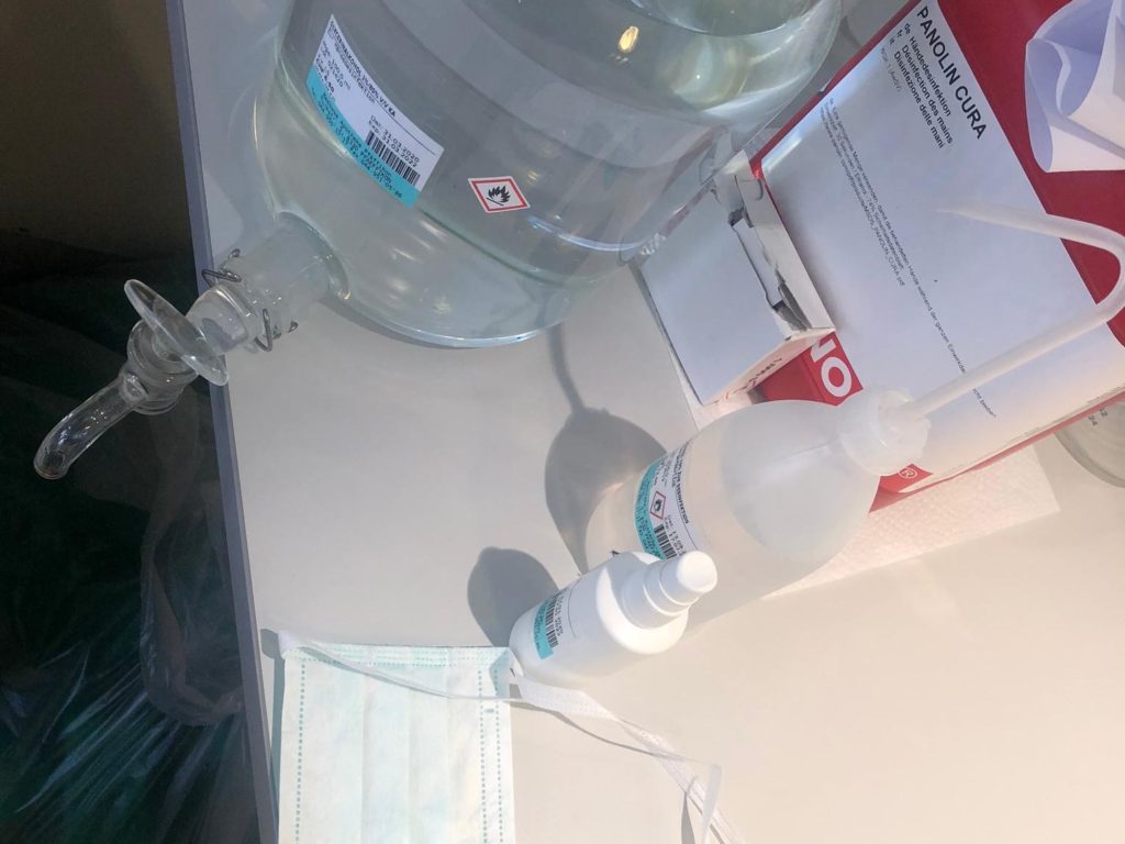 Desinfektionsmittel und Gesichtsmaske