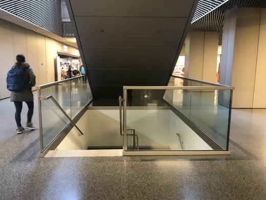 Das Treppenhaus zur TIefgarage im Einkaufszentrum Illuster.