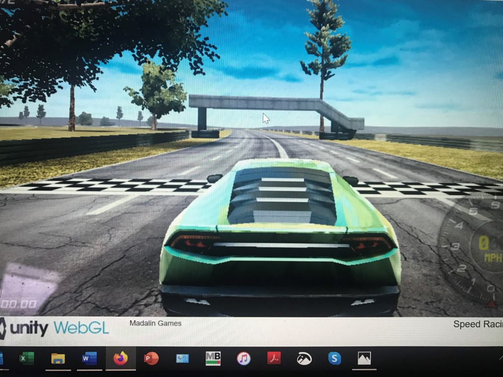 Das Bild zeigt einen Computerbildschirm. Darauf ein Auto auf einer Rennstrecke.