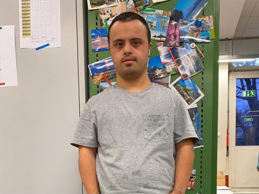 Ein junger Mann steht vor einem Schrank