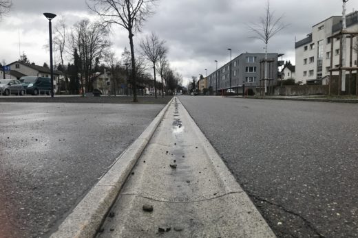 Die Lorenallee in Uster. Das Bild zeigt die breite Schwelle, die man mir Rollstuhlrädern schwer überwinden kann