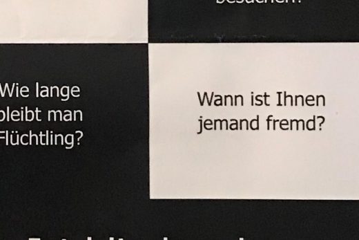 Ausschnitt von einem Plakat. Darauf steht die Frage: Wann ist Ihnen jemand fremd?