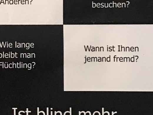 Ausschnitt von einem Plakat. Darauf steht die Frage: Wann ist Ihnen jemand fremd?