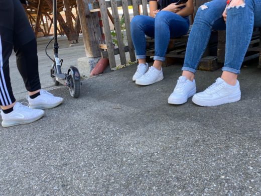 Die Füsse von drei jungen Mädchen