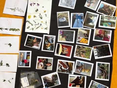 Fotos und Zeichnungen von Kindern sind auf dem Boden ausgelegt.