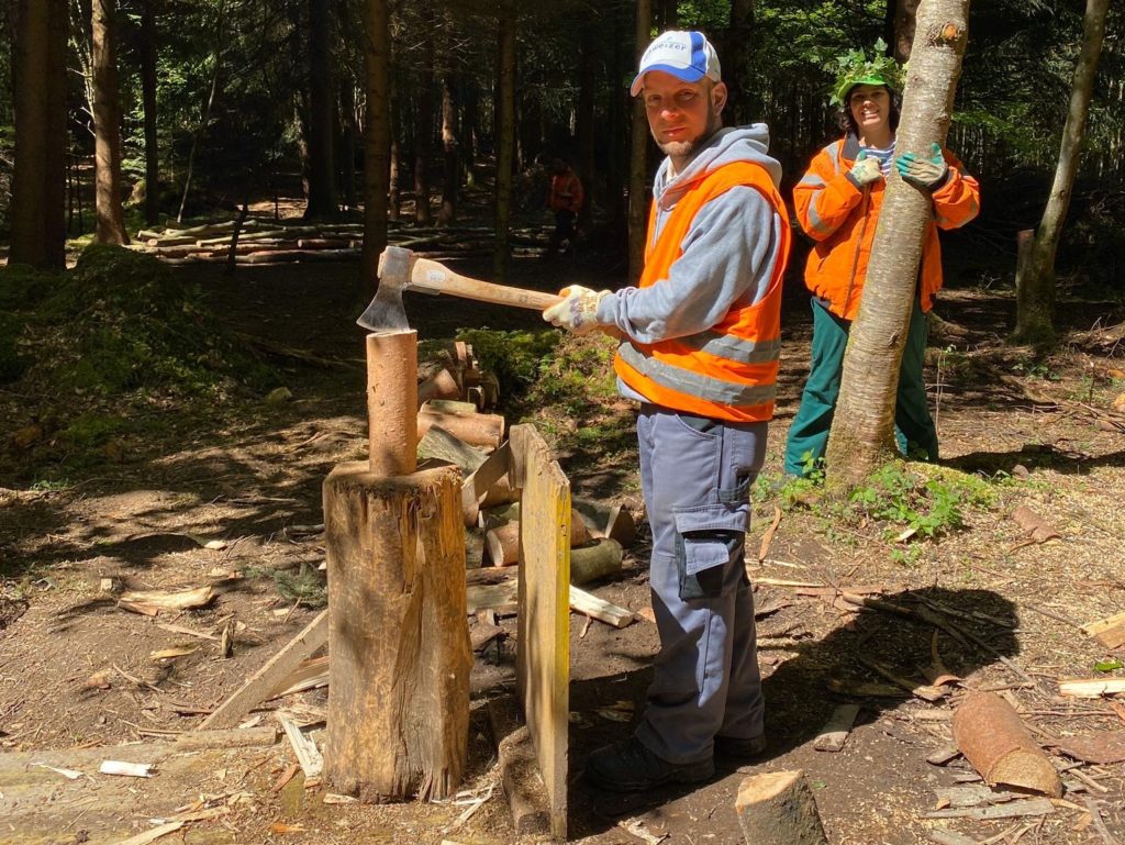 Werheim-Bewohner bei der Arbeit im Wald