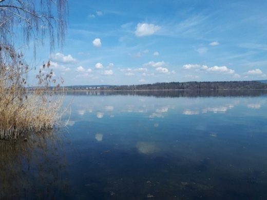 Greifensee - die Wolken spiegeln sich im Wasser.