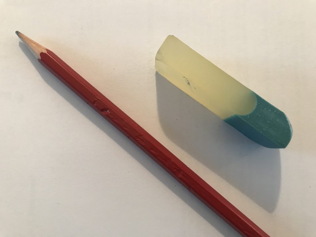 Bleistift und Gummi auf einem Tisch