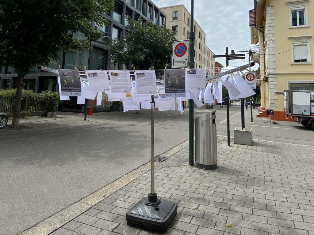 Wäschständer, an dem Texte mit Wäscheklammern aufgehängt sind. DSie Texte sind Notizen aus dem Blog Stadt für alle.