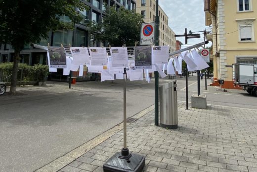 Wäschständer, an dem Texte mit Wäscheklammern aufgehängt sind. DSie Texte sind Notizen aus dem Blog Stadt für alle.