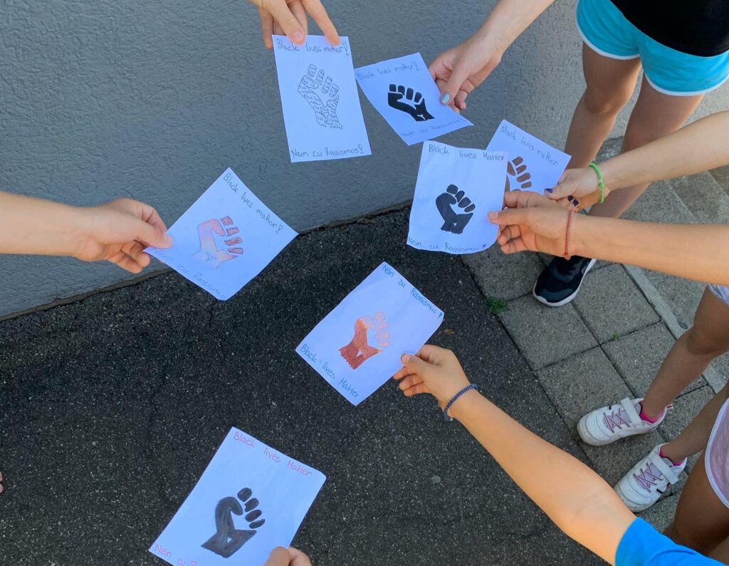 Flyer mit verschieden farbigen Händen