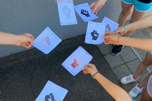 Flyer mit verschieden farbigen Händen