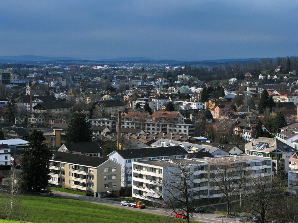 Blcik auf die Stadt Uster mit katholischer Kirche