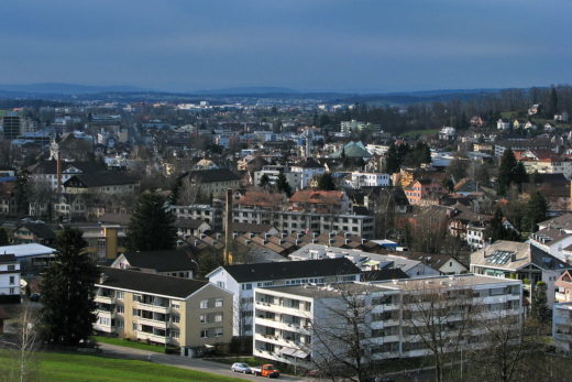 Blcik auf die Stadt Uster mit katholischer Kirche