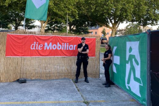 Zwei Securitasbeamte auf dem Gelände des H2U Festivals
