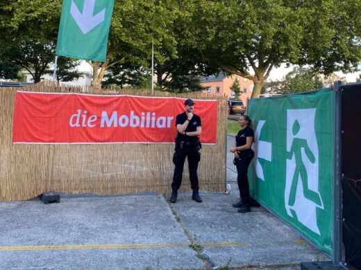 Zwei Securitasbeamte auf dem Gelände des H2U Festivals