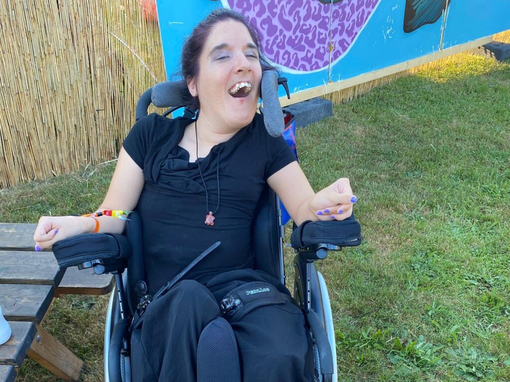 Simona im Rollstuhl am H2U Festival in Uster