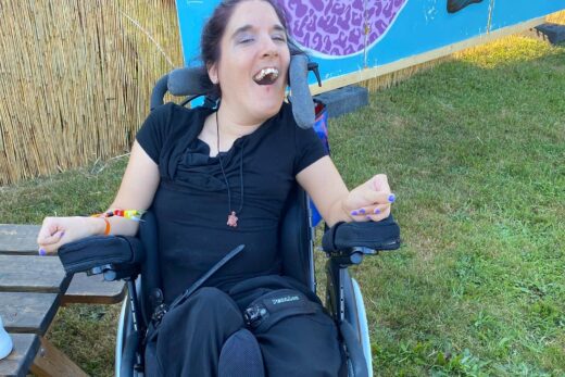 Simona im Rollstuhl am H2U Festival in Uster