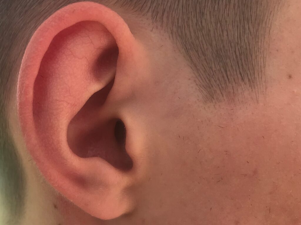 Ohr eines jungen Mannes.