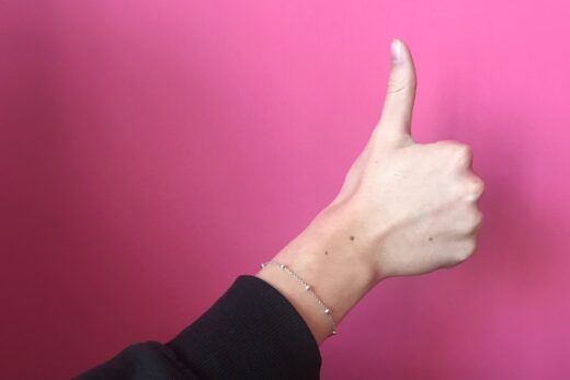 Eine Frauenhand. Der Daumen zeigt nach oben.