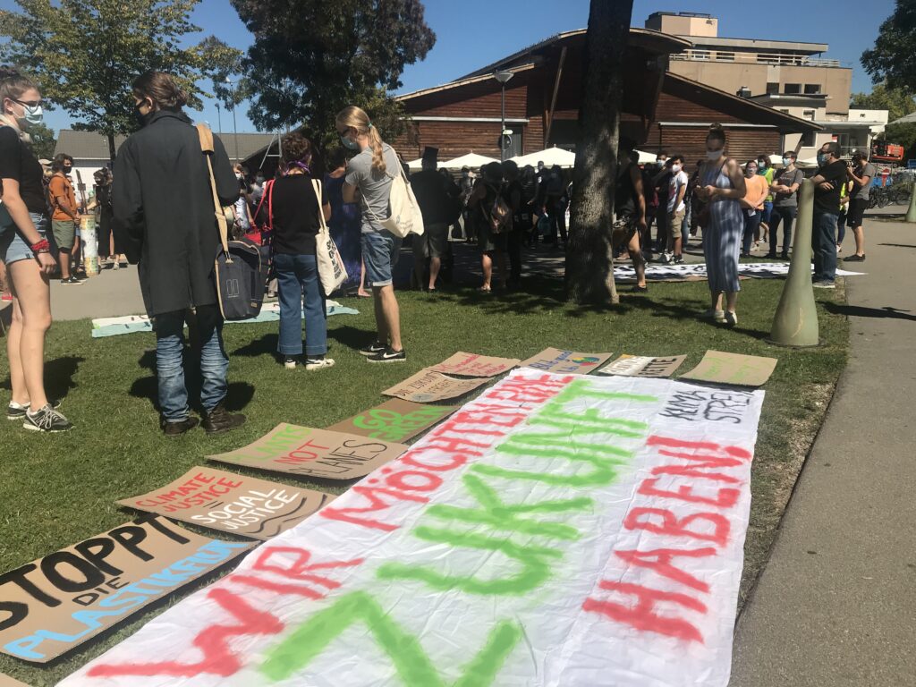 Menschen versammeln sich im Stadtpark für die Klimademo im September 2020