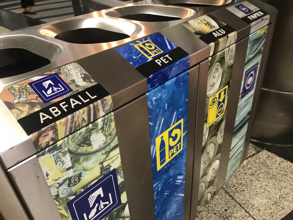 Abfallkübel am Bahnhof Stadelhofen. Vier getrennte Container