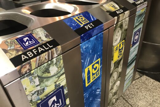 Abfallkübel am Bahnhof Stadelhofen. Vier getrennte Container