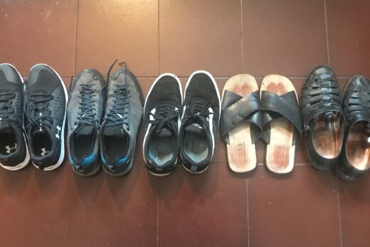 Fünf Paar verschiedene Schuhe in einer Reihe