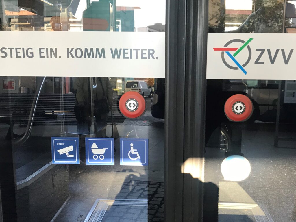 Türe beim öffentlichen Bus. Darauf steht: Steig ein, komm weiter.