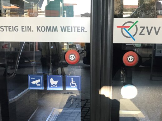 Türe beim öffentlichen Bus. Darauf steht: Steig ein, komm weiter.