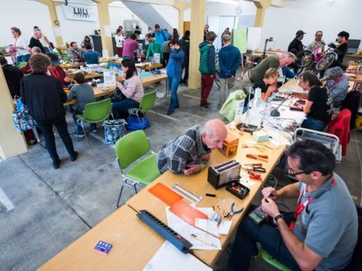 Im Eventraum in Zeughaus hat sich das Repair-Cafe eingerichtet. Leute flicken hier unter anderem technische Geräte.