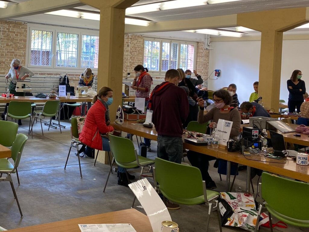 Blick ins Repair-Café. Freiwillige reparieren Gegenstände.