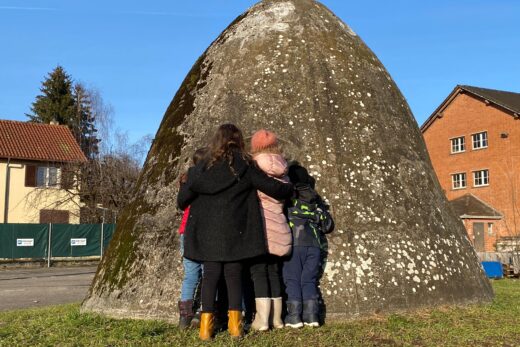 Kinder stehen vor dem "Zeughausbunker" - eine Art Stein.