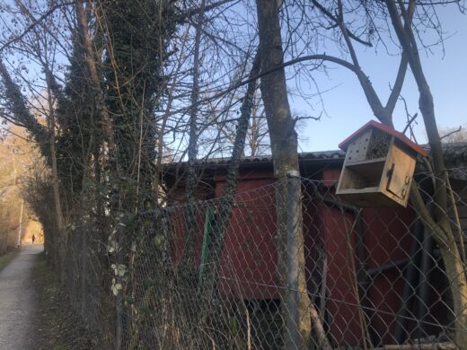 Kleines Bienehotel an einem Zaun