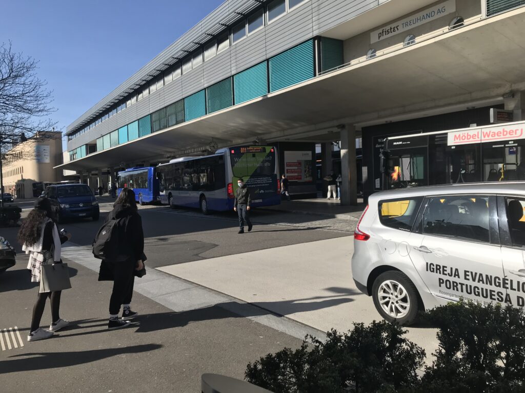 Verkehrssituation vor dem Bah nhof Uster. Für Fussgänger ist sie sehr unübersichtlich und gefährlich