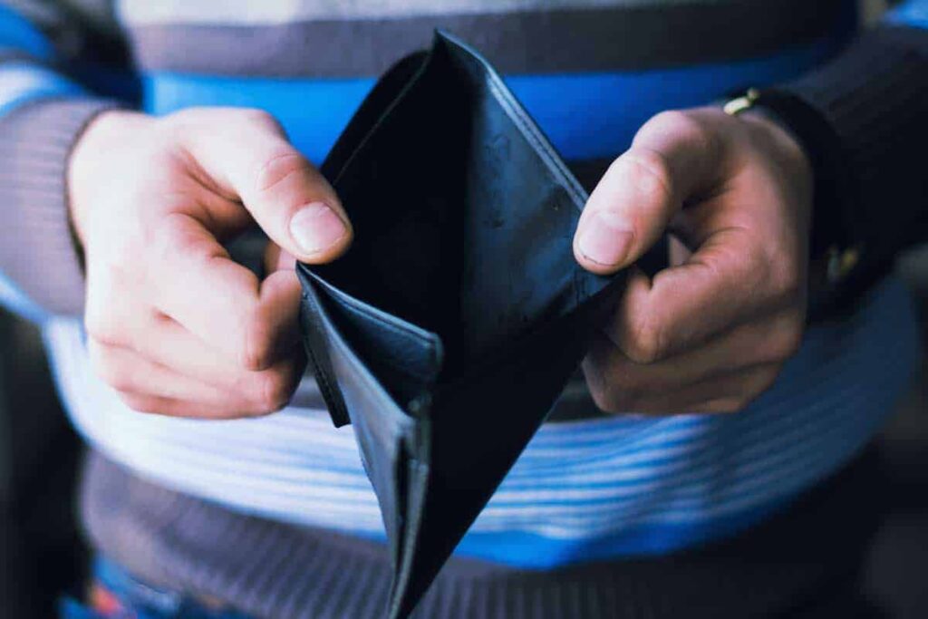 Männerhände zeigen ein leeres Portemonnaie