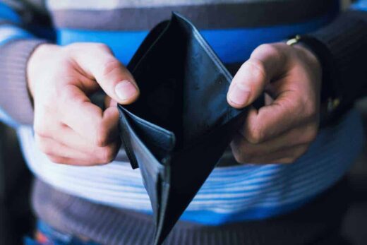 Männerhände zeigen ein leeres Portemonnaie