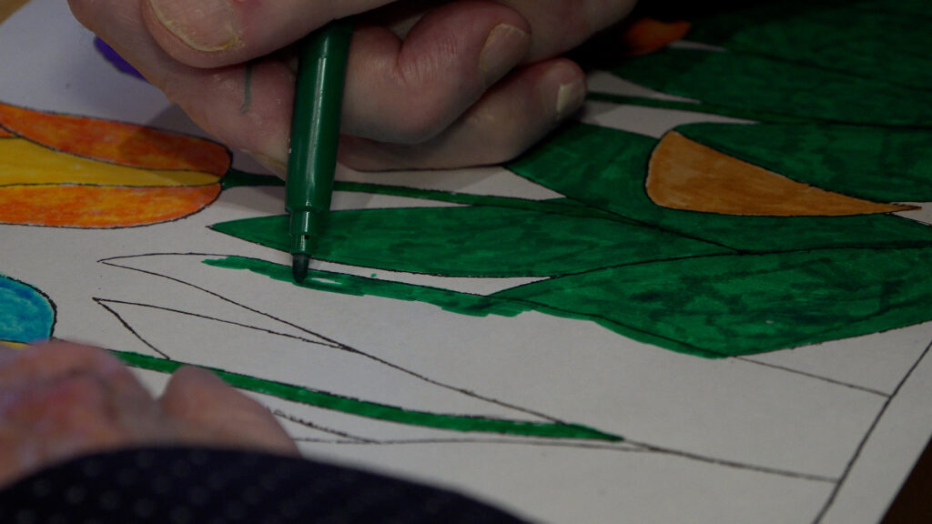 Eine Hand malt mit Filzstift