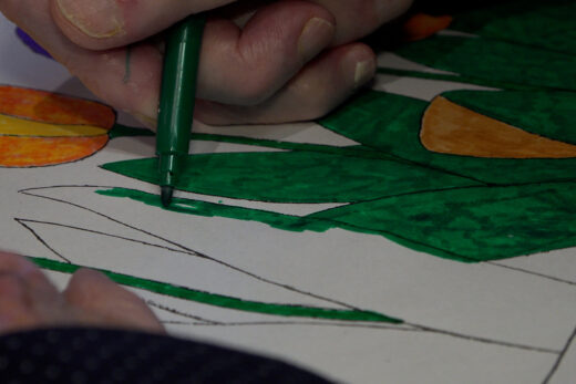 Eine Hand malt mit Filzstift