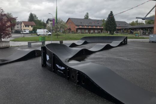 Pumptrack für Velos auf dem Zeughausareal. Ein Rundkurs mit Wellen und steilen Seitenwänden