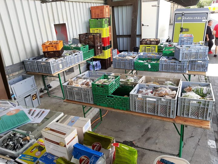 Koisten voller Lebensmittel am Foodwaste-Imbissstand